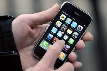 ஏலத்துக்கு வந்த பிரிக்கப்படாத ஒரிஜினல் முதல் ஐபோன் - விற்பனையான விலை என்ன தெரியுமா?