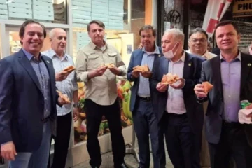 நடுரோட்டில் பீட்சா சாப்பிட்ட பிரேசில் அதிபர்! தெரியவந்த காரணம்