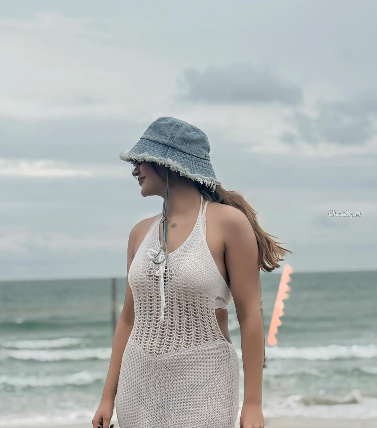 கடற்கரையில் வேற லெவல் கவர்ச்சி உடையில் நடிகை யாஷிகா ஆனந்த் 6 Gallery