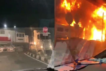 டிரக் மீது ரயில் மோதி விபத்து