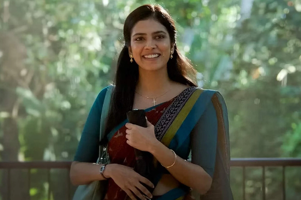 புடவையில் கூட இவ்வளவு கிளாமரா! மாளவிகா மோகனனின் லேட்டஸ்ட் புகைப்படம் | Malavika Mohanan Glamours Saree Photo