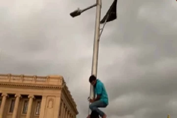 கோட்டாபயவின் செயலகத்திற்கு முன்னால் பறந்தது கறுப்புக்கொடி(photo)