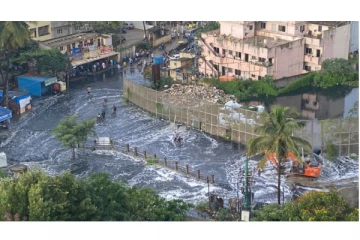 பெங்களூரில் கனமழை; சாலைகளை பிளந்து ஊரையே சுற்றி ஓடும் வெள்ளம்…வைரலாகும் வீடியோ