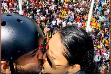 இவ்வளவு ரணகலத்திலும் ஒரு கிளு கிளுப்பு? இலங்கை பிரதமர் அலுவலகத்தில் காதல் ஜோடி செய்த செயல்..