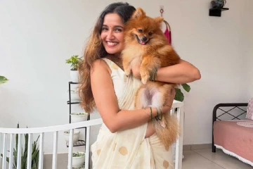 21 வயது அஜித்தின் ரீல் மகள் அனிகா சுரேந்திரன்!! ரீசெண்ட் சேரி கிளிக்ஸ்.