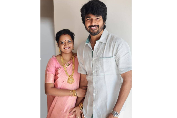 மனைவியுடன் இருக்கும் அழகிய புகைப்படத்தை வெளியிட்ட சிவகார்த்திகேயன் - வர்ணிக்கும் ரசிகர்கள்; | Actor Sivakarthikeyan Wif Cute Pic Viral