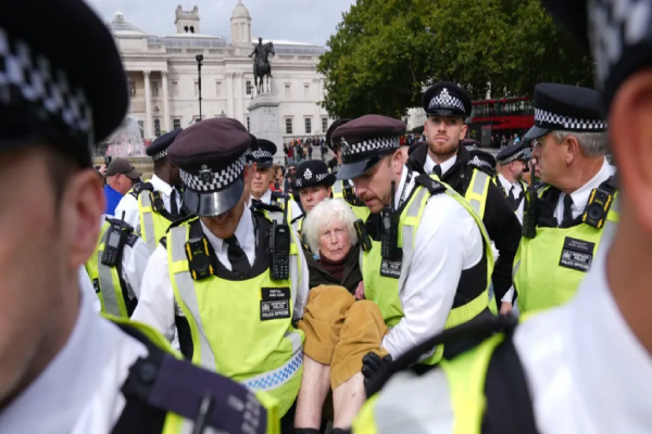 லண்டனில் பாரிய போராட்டம் 500 பேர் கைது | 500 People Arrested At A Protest In London