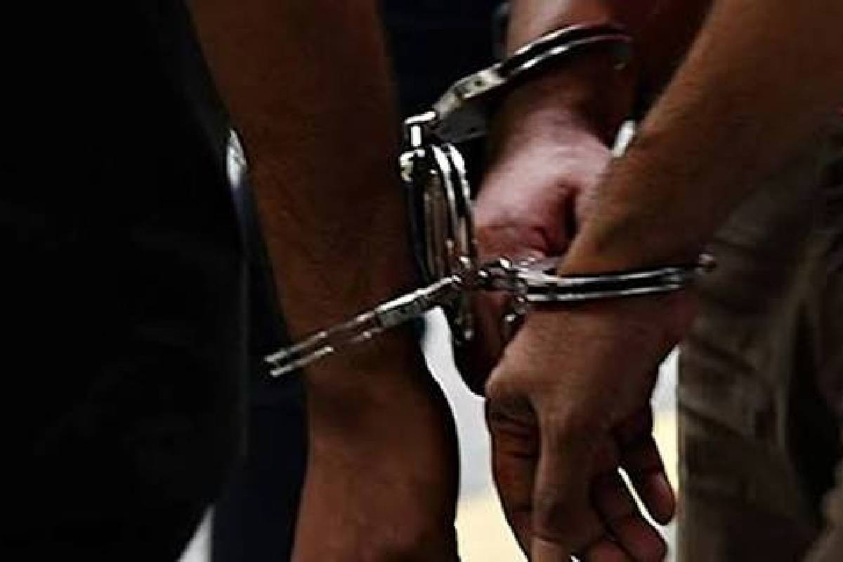 திருகோணமலையில் பிரதான பாதாள உலகக் குழுத் தலைவர் உட்பட மூவர் அதிரடிப்படையினரால் கைது! | 3 Arrested In Trinco Swords And Ice திருகோணமலையில் பிரதான பாதாள உலகக் குழுத் தலைவர் உட்பட மூவர் அதிரடிப்படையினரால் கைது! | 3 Arrested In Trinco Swords And Ice