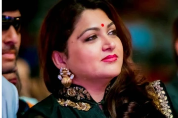 பாலிவுட் நடிகையுடன் மோசமான முறையில் போட்டோ எடுத்த நடிகை குஷ்பு- பரபரப்பான புகைப்படம்
