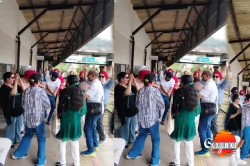 දුම්රිය එනකම් ඉන්දීය සංචාරකයෝ නැටුම් නටලා