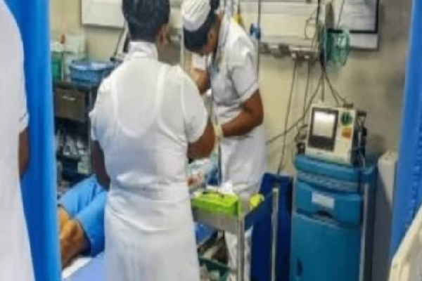 நடு வீதியில் பாடசாலை சீருடையுடன் கசிப்பு குடித்து மயங்கி விழுந்த மாணவர்கள் | School Students Who Fell On The Kasippu Road