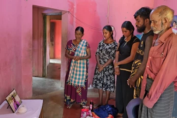 வறுமையால் வெளிநாடு சென்ற தாய்! சடலத்தையாவது பார்க்க உதவுமாறு அரசாங்கத்திடம் கோரும் சகோதரிகள்