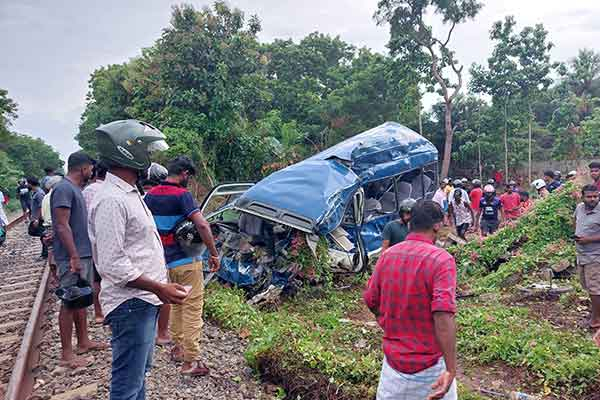 யாழில் இன்று இடம்பெற்ற கோர விபத்து(Photos) | Horrible Accident In Jaffna Today