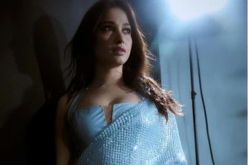 சேலையில் ஜொலிக்கும் தமன்னா.. லேட்டஸ்ட் ஸ்டில்கள்