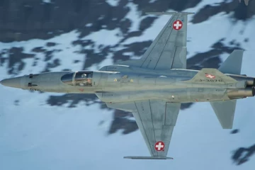 தரையில் விழுந்து நொறுங்கிய சுவிஸ் விமானம்! சாதுரியமாக உயிர் தப்பிய விமானி