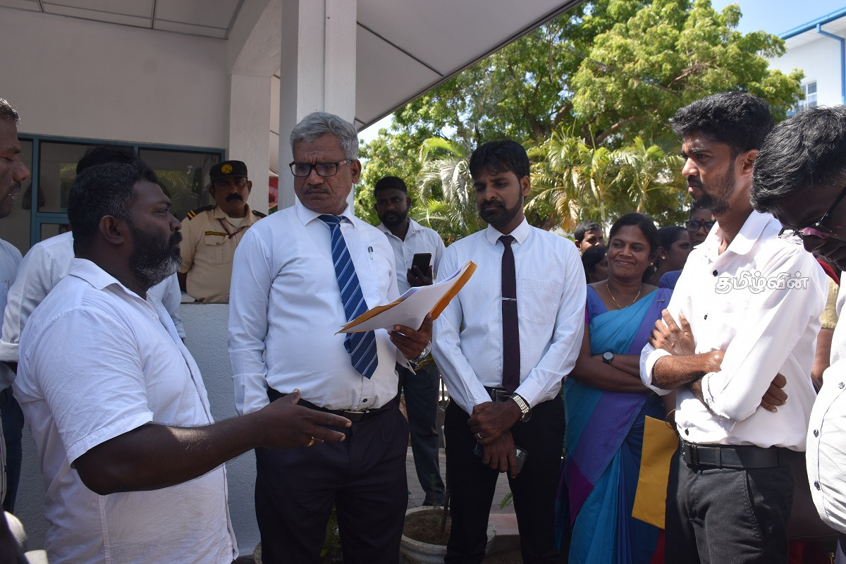 மன்னார் மாவட்டச் செயலகத்திற்கு முன் போராட்டம் | Protest In Front Of Mannar District Secretariat மன்னார் மாவட்டச் செயலகத்திற்கு முன் போராட்டம் | Protest In Front Of Mannar District Secretariat