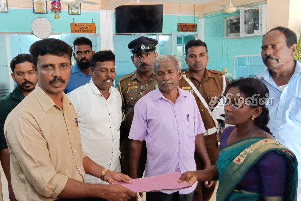 கரைச்சி பிரதேச சபையின் தவிசாளருக்கு எதிரான கவனயீர்ப்பு போராட்டம்! | Protest Against Karaichi Pradeshiya Secretary