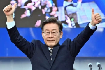 தென் கொரியாவில் எதிர்கட்சி தலைவரை கத்தியால் கழுத்தில் குத்திய மர்ம நபர்: மருத்துவமனையில் அனுமதி