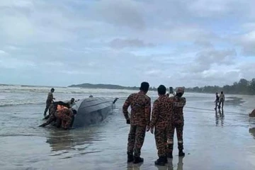 மலேசியாவில் அகதிகளை ஏற்றிக்கொண்டு சென்ற படகு கவிழ்ந்து விபத்து: 11 பேர் பலி