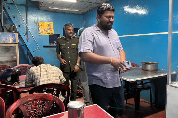 கோழி இறைச்சியில் புளுக்கள்; வவுனியா உணவகத்தில் அதிரடி சோதனை | Bugs In Chicken Meat Vavuniya Restaurant