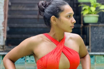 நீச்சல் உடையில் நடிகை சஞ்சனா நடராஜன் தாறுமாறு கவர்ச்சி போட்டோஷூட்