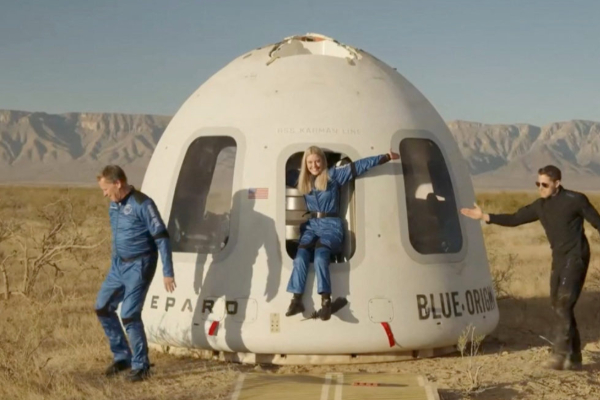 முதல் முறையாக மாற்றுத்திறனாளி பெண் விண்வெளிக்கு சென்று சாதனை | German Women 1St Handicap Person Visit Space