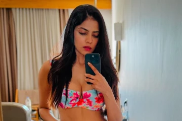 மாளவிகா மோகனன் உச்சகட்ட கவர்ச்சி உடையில் கொடுத்த போஸ்