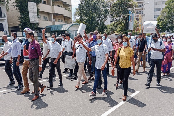 பசில் வாயை மூடிக்கொண்டு இருப்பது தவறு -பொதுஜன பெரமுன போர்க்கொடி | It Is Wrong To Keep Basils Mouth Shut