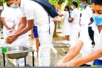 පාසල්වලට ළමුන් ඇතුළත් කිරීමට අදාළ පියවරක් තාවකාලිකව අත්හිටුවයි