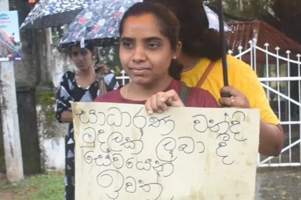 கணவர்மாரை மாற்றவேண்டாம்; 80 இற்க்கும் மேற்பட்ட மனைவியர் போராட்டம்! | Do Not Transfer The Husbands Wives Protest