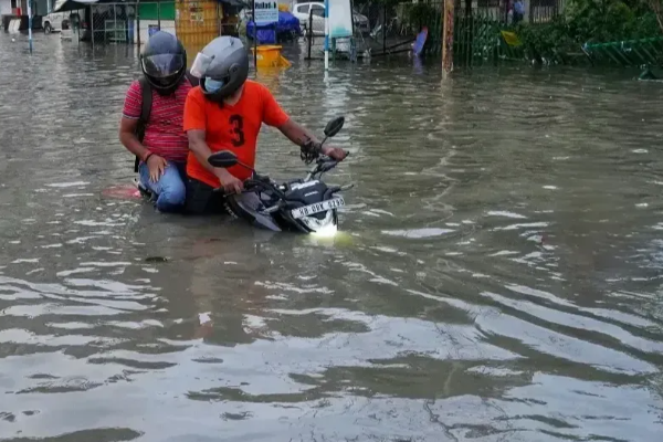 கொச்சிக்கடை வீட்டில் வெள்ளத்தில் சிக்கி ஆணும் பெண்ணும் பலி | Man And Woman Die After House Floods In Negombo