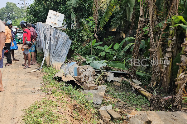 யாழ். வட்டுக்கோட்டையில் தூணை மோதித் தள்ளிய வாகனம்! | Hiace Vehicle Crashes Into Pillar In Jaffna