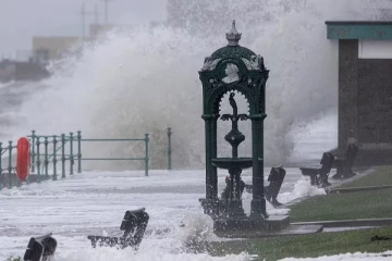 பிரித்தானியாவை உலுக்கிவரும் Malik புயல்: மரம் விழுந்து பெண் பலி., புதிய புயல் எச்சரிக்கை.!