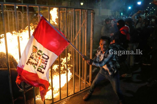 පේරු රාජ්‍ය­යට හදිසි තත්ත්ව­යක් | Peru Troops Patrol Lima As Emergency Begins