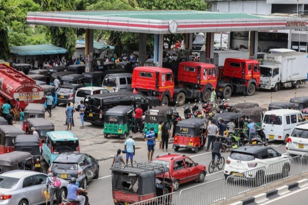 யாழில் எரிபொருள் வரிசையில் காத்திருந்த நபருக்கு சரமாரி வாள்வெட்டு! | The Man Who Was Waiting In The Fuel Line In Yali