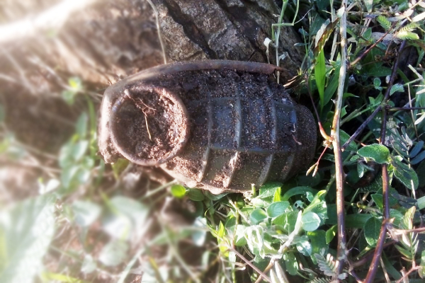 வீட்டுக்கு முன்னால் மீட்கப்பட்ட கைக்குண்டு | Hand Grenade Recovered In Front Of House வீட்டுக்கு முன்னால் மீட்கப்பட்ட கைக்குண்டு | Hand Grenade Recovered In Front Of House