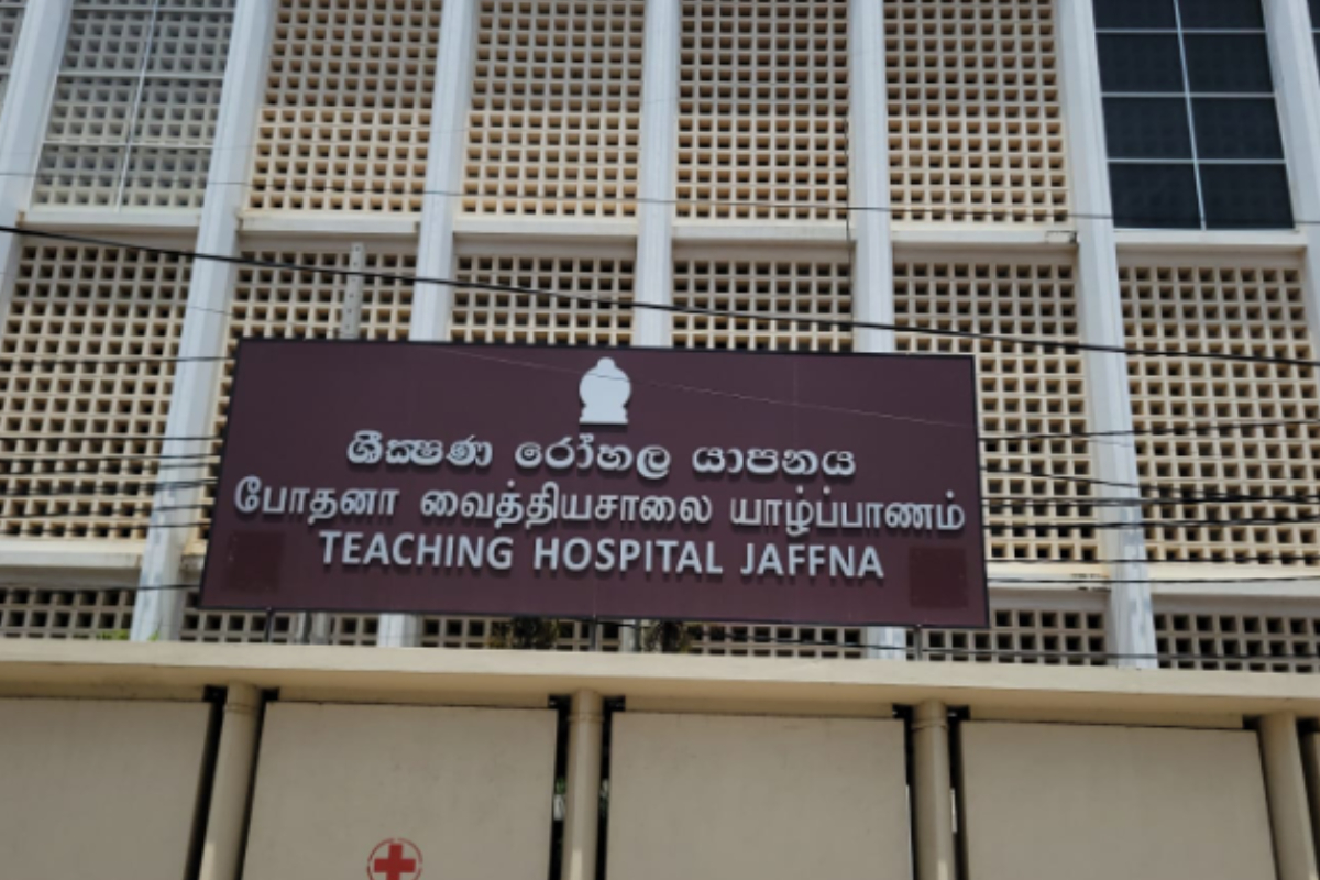 யாழில் காவல்துறையினர் மறித்த வேளை கீழே விழுந்து இளைஞன் திடீர் மரணம்! | Youth Stopped By Police In Jaffna Dies Suddenly யாழில் காவல்துறையினர் மறித்த வேளை கீழே விழுந்து இளைஞன் திடீர் மரணம்! | Youth Stopped By Police In Jaffna Dies Suddenly