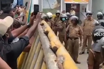 ඛනිජ තෙල් සංස්ථා සේවකයිනුත් පාරට බසි..!පොලිස් මාර්ග බාදක යොදයි..(VIDEO)