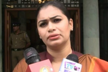 ஹிருணிகாவின் வீட்டின் மீது மலக்கழிவு வீச்சு
