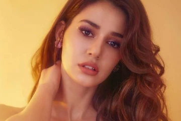 மிரர் செல்ஃபி? முகம் சுளிக்க வைக்கும் நடிகை திஷா பதானியின் போட்டோ..