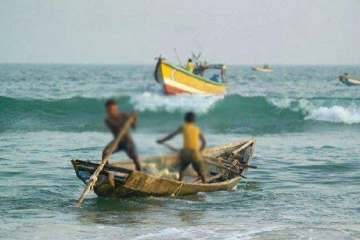 கவிழ்ந்தது படகு - காணாமற்போனார் மீனவர்