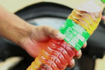 පෙට්‍රල් වෙනුවට පාවිච්චි කරන ආදේශකයක් හමුවෙයි.