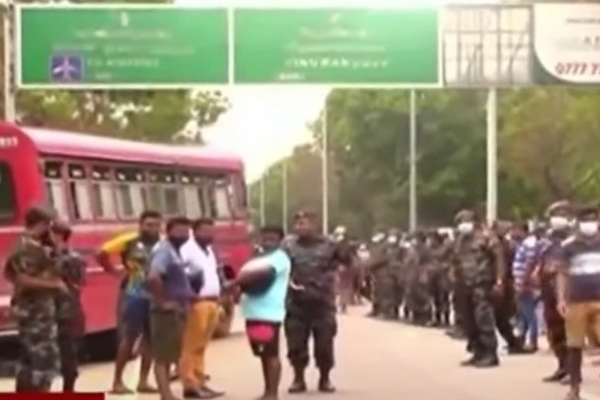 கட்டுநாயக்க விமான நிலையம் செல்லும் வாகனங்களை சோதனையிடும் மக்கள் | People Checking Vehicles Going Katunayake Airport