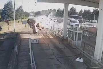 கட்டுப்பாட்டை இழந்து டோல்கேட் மீது மோதிய கார்; இளைஞனுக்கு நேர்ந்த கதி!