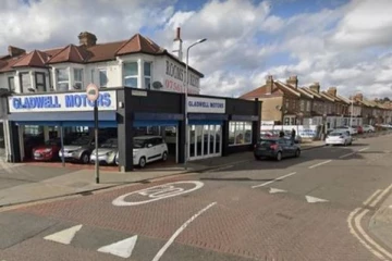 லண்டன் சாலையில் கத்தியை வாயில் கவ்விய நாய்! இரவில் நடந்தது இதுதான்