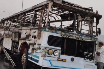 அதிவேக நெடுஞ்சாலையில் திடீரென தீப்பற்றி எரிந்த பேருந்தால் பரபரப்பு