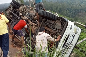 லொறி பள்ளத்தில் வீழ்ந்து விபத்து: அதிஷ்டவசமாக உயிர் தப்பிய மூவர் (Photos)