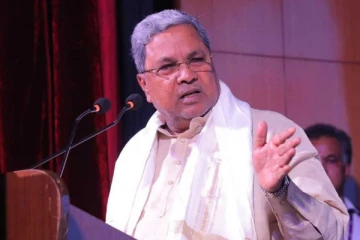 சட்டையை கழற்றனுமா?அதும் சிலர்.. வெளியவே நின்று சாமி கும்பிட்ட சித்தராமையா - கொந்தளிப்பு!