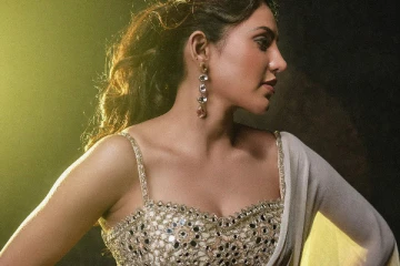 சேலையில் கிளாமர் போஸ் கொடுத்த அதுல்யா ரவி