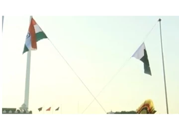 குடியரசுத் தின விழா - அட்டாரி வாகா எல்லையில் கொடி இறக்கும் நிகழ்ச்சி... - வீர முழக்கமிட்ட மக்கள்..!